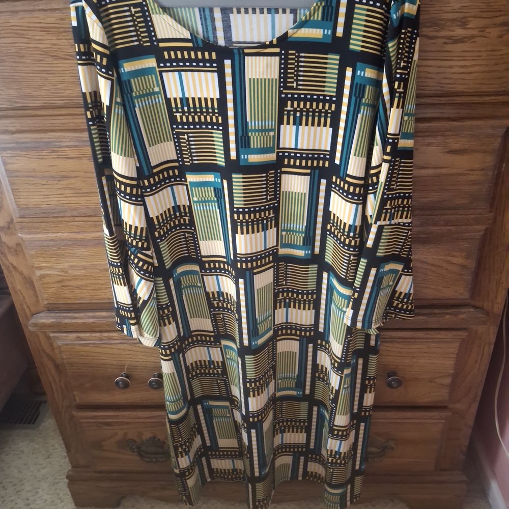 Vibrant Kim Rogers Geometric Print Shift Dress in Multi Colors /Bell Sleeves